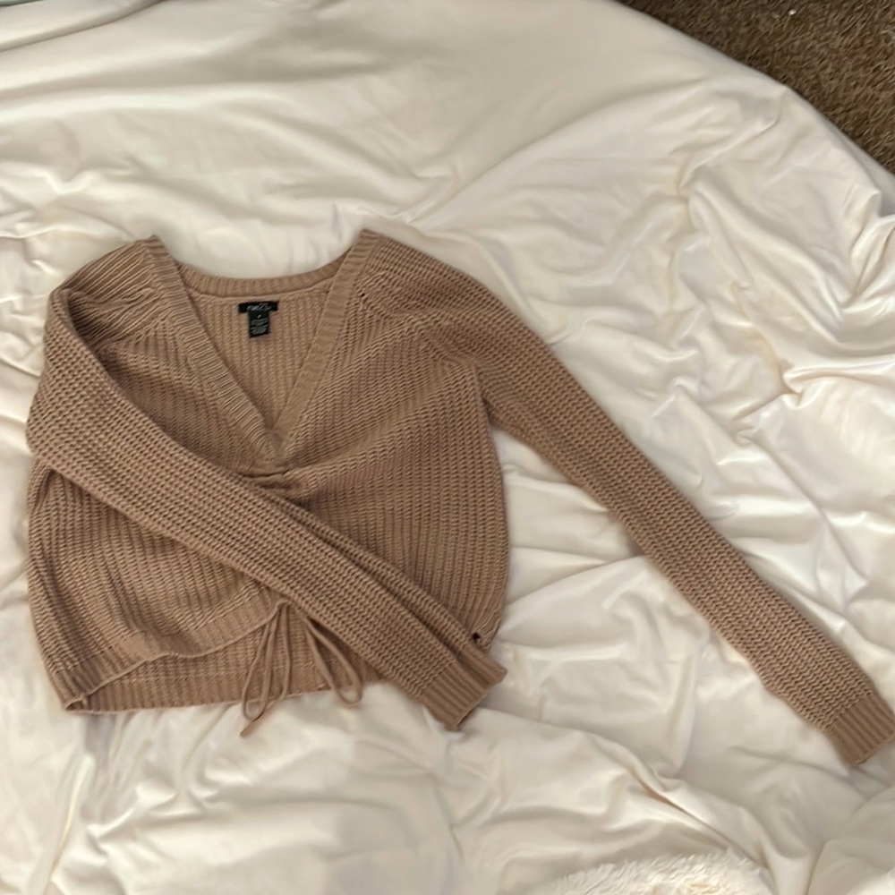 Cute sweater, barely worn.